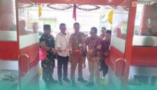 Peresmian Bank Jatim KCP Kalisat dibuka kembali dengan ditandai pemotongan pita (Foto: Febri). 