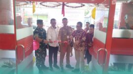 Peresmian Bank Jatim KCP Kalisat dibuka kembali dengan ditandai pemotongan pita (Foto: Febri). 