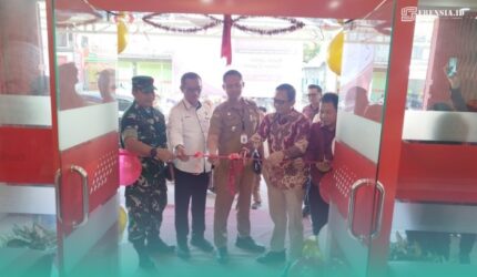 Peresmian Bank Jatim KCP Kalisat dibuka kembali dengan ditandai pemotongan pita (Foto: Febri).
