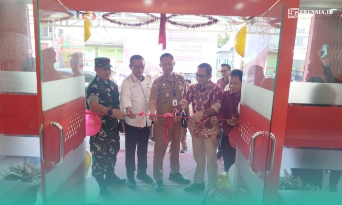 Peresmian Bank Jatim KCP Kalisat dibuka kembali dengan ditandai pemotongan pita (Foto: Febri). 