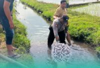 Pihak kepolisian melakukan evakuasi saat korban ditemukan meninggal di sungai (Foto: Istimewa). 
