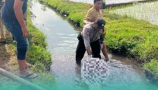 Pihak kepolisian melakukan evakuasi saat korban ditemukan meninggal di sungai (Foto: Istimewa). 