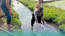 Pihak kepolisian melakukan evakuasi saat korban ditemukan meninggal di sungai (Foto: Istimewa). 