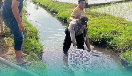 Pihak kepolisian melakukan evakuasi saat korban ditemukan meninggal di sungai (Foto: Istimewa).