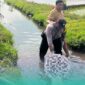 Pihak kepolisian melakukan evakuasi saat korban ditemukan meninggal di sungai (Foto: Istimewa). 