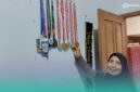 Nurijana, Orang Tua  dari Chayla Hoirun Nisa saat memegang sejumlah medali yang telah didapat oleh putrinya (Foto: Fadli/Frensia). 