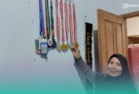 Nurijana, Orang Tua  dari Chayla Hoirun Nisa saat memegang sejumlah medali yang telah didapat oleh putrinya (Foto: Fadli/Frensia). 