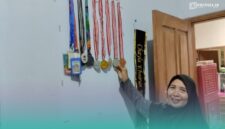 Nurijana, Orang Tua  dari Chayla Hoirun Nisa saat memegang sejumlah medali yang telah didapat oleh putrinya (Foto: Fadli/Frensia). 