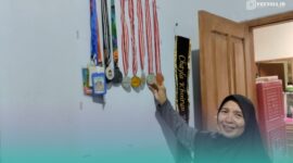 Nurijana, Orang Tua  dari Chayla Hoirun Nisa saat memegang sejumlah medali yang telah didapat oleh putrinya (Foto: Fadli/Frensia). 