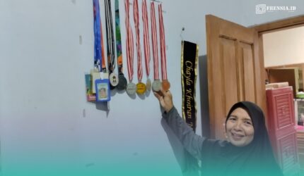 Nurijana, Orang Tua dari Chayla Hoirun Nisa saat memegang sejumlah medali yang telah didapat oleh putrinya (Foto: Fadli/Frensia).