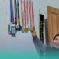 Nurijana, Orang Tua  dari Chayla Hoirun Nisa saat memegang sejumlah medali yang telah didapat oleh putrinya (Foto: Fadli/Frensia). 