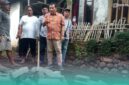Anggota Komisi D DPRD Jawa Timur, Satib, saat inspeksi mendadak (sidak) pada proyek pavingisasi di Jember (Foto: Istimewa). 
