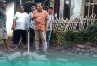Anggota Komisi D DPRD Jawa Timur, Satib, saat inspeksi mendadak (sidak) pada proyek pavingisasi di Jember (Foto: Istimewa). 