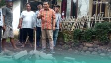 Anggota Komisi D DPRD Jawa Timur, Satib, saat inspeksi mendadak (sidak) pada proyek pavingisasi di Jember (Foto: Istimewa). 