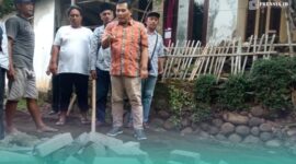 Anggota Komisi D DPRD Jawa Timur, Satib, saat inspeksi mendadak (sidak) pada proyek pavingisasi di Jember (Foto: Istimewa). 