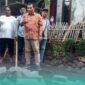 Anggota Komisi D DPRD Jawa Timur, Satib, saat inspeksi mendadak (sidak) pada proyek pavingisasi di Jember (Foto: Istimewa). 