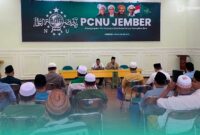 Sejumlah pengurus Majelis Wakil Cabang Nahdlatul Ulama (MWCNU) se-Kabupaten Jember saat mendatangi Kantor Pengurus Cabang Nahdlatul Ulama (PCNU) Jember (Foto: Sigit/Frensia). 