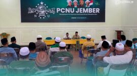 Sejumlah pengurus Majelis Wakil Cabang Nahdlatul Ulama (MWCNU) se-Kabupaten Jember saat mendatangi Kantor Pengurus Cabang Nahdlatul Ulama (PCNU) Jember (Foto: Sigit/Frensia). 