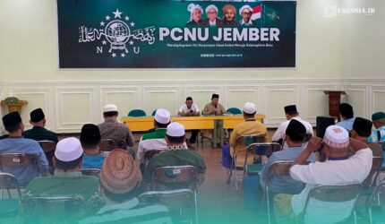 Sejumlah pengurus Majelis Wakil Cabang Nahdlatul Ulama (MWCNU) se-Kabupaten Jember saat mendatangi Kantor Pengurus Cabang Nahdlatul Ulama (PCNU) Jember (Foto: Sigit/Frensia).