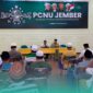 Sejumlah pengurus Majelis Wakil Cabang Nahdlatul Ulama (MWCNU) se-Kabupaten Jember saat mendatangi Kantor Pengurus Cabang Nahdlatul Ulama (PCNU) Jember (Foto: Sigit/Frensia). 