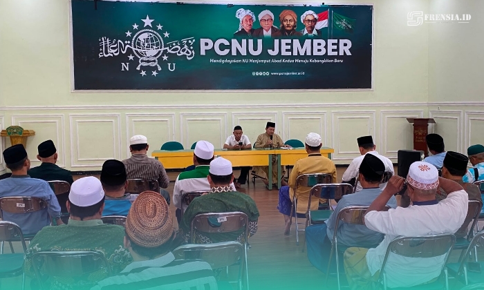 Sejumlah pengurus Majelis Wakil Cabang Nahdlatul Ulama (MWCNU) se-Kabupaten Jember saat mendatangi Kantor Pengurus Cabang Nahdlatul Ulama (PCNU) Jember (Foto: Sigit/Frensia). 