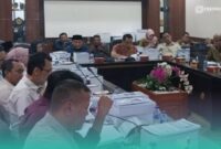 Suasana saat rapat pembahasan Kebijakan Umum Anggaran dan Prioritas Plafon Anggaran Sementara (KUA-PPAS) APBD Tahun anggaran 2027, yang tidak memperbolehkan wartawan masuk ruangan (Foto: Istimewa). 