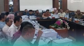 Suasana saat rapat pembahasan Kebijakan Umum Anggaran dan Prioritas Plafon Anggaran Sementara (KUA-PPAS) APBD Tahun anggaran 2027, yang tidak memperbolehkan wartawan masuk ruangan (Foto: Istimewa). 