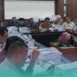 Suasana saat rapat pembahasan Kebijakan Umum Anggaran dan Prioritas Plafon Anggaran Sementara (KUA-PPAS) APBD Tahun anggaran 2027, yang tidak memperbolehkan wartawan masuk ruangan (Foto: Istimewa). 