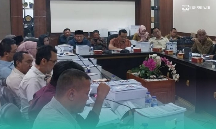 Suasana saat rapat pembahasan Kebijakan Umum Anggaran dan Prioritas Plafon Anggaran Sementara (KUA-PPAS) APBD Tahun anggaran 2027, yang tidak memperbolehkan wartawan masuk ruangan (Foto: Istimewa). 