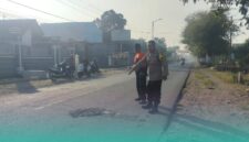Pihak kepolisian saat melakukan olah Tempat Kejadian Perkara (TKP) (Foto: Satlantas Polres Jember). 