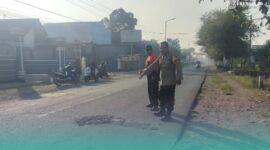 Pihak kepolisian saat melakukan olah Tempat Kejadian Perkara (TKP) (Foto: Satlantas Polres Jember). 