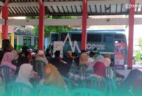 Dinkes Jember saat melakukan rontgen paru-paru warga di salah satu Kantor Desa (Foto: Dinkes Jember)