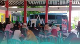 Dinkes Jember saat melakukan rontgen paru-paru warga di salah satu Kantor Desa (Foto: Dinkes Jember)