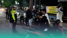 Gambar Geber Motor Tanpa Helm di Jalan Raya, Polisi Banyuwangi Ingatkan Bahaya Kecelakaan(Sumber:istimewa)