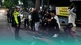 Gambar Geber Motor Tanpa Helm di Jalan Raya, Polisi Banyuwangi Ingatkan Bahaya Kecelakaan(Sumber:istimewa)