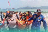 Gambar Pemancing yang hilang terbawa Arus, akhirnya ditemukan Tim SAR dalam kondisi Meninggal Dunia.  (Suumber: Istimewa)