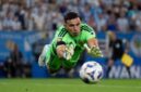 Aksi heroik Emiliano Martinez menepis tembakan keras pemain Spanyol