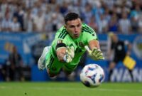 Aksi heroik Emiliano Martinez menepis tembakan keras pemain Spanyol