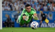 Aksi heroik Emiliano Martinez menepis tembakan keras pemain Spanyol