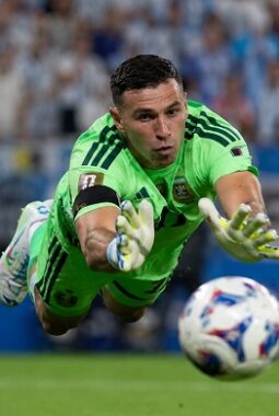 Dibu Martinez Tampil Heroik, Namun Gagal Selamatkan Argentina dari Kekalahan