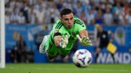 Aksi heroik Emiliano Martinez menepis tembakan keras pemain Spanyol
