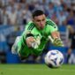 Aksi heroik Emiliano Martinez menepis tembakan keras pemain Spanyol