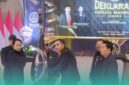 Simbolis deklarasi Yakuza Maneges Kabupaten Jember, dengan penyerahan bendera oleh penggagas Yakuza Maneges, Gus Tuba Topo Broto Maneges, pada Ketua Yakuza Maneges Jember, Eko Mulyadi (Foto: Fadli/Frensia). 