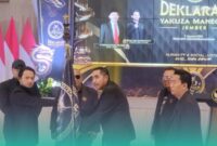 Simbolis deklarasi Yakuza Maneges Kabupaten Jember, dengan penyerahan bendera oleh penggagas Yakuza Maneges, Gus Tuba Topo Broto Maneges, pada Ketua Yakuza Maneges Jember, Eko Mulyadi (Foto: Fadli/Frensia). 