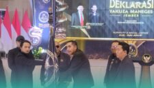 Simbolis deklarasi Yakuza Maneges Kabupaten Jember, dengan penyerahan bendera oleh penggagas Yakuza Maneges, Gus Tuba Topo Broto Maneges, pada Ketua Yakuza Maneges Jember, Eko Mulyadi (Foto: Fadli/Frensia).