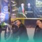 Simbolis deklarasi Yakuza Maneges Kabupaten Jember, dengan penyerahan bendera oleh penggagas Yakuza Maneges, Gus Tuba Topo Broto Maneges, pada Ketua Yakuza Maneges Jember, Eko Mulyadi (Foto: Fadli/Frensia). 