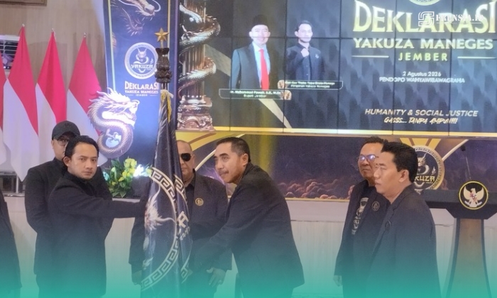 Simbolis deklarasi Yakuza Maneges Kabupaten Jember, dengan penyerahan bendera oleh penggagas Yakuza Maneges, Gus Tuba Topo Broto Maneges, pada Ketua Yakuza Maneges Jember, Eko Mulyadi (Foto: Fadli/Frensia). 