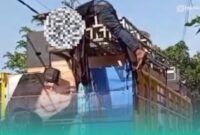 Posisi pemuda yang kepalanya terjepit, di saat Sound Horeg melewati gapura pedesaan di Kecamatan Arjasa, Jember ( Foto: Tangkapan layar).