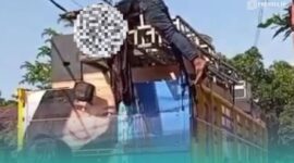 Posisi pemuda yang kepalanya terjepit, di saat Sound Horeg melewati gapura pedesaan di Kecamatan Arjasa, Jember ( Foto: Tangkapan layar). 