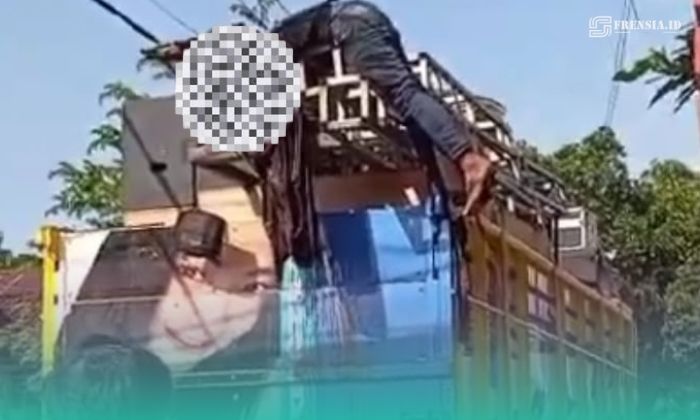 Posisi pemuda yang kepalanya terjepit, di saat Sound Horeg melewati gapura pedesaan di Kecamatan Arjasa, Jember ( Foto: Tangkapan layar). 